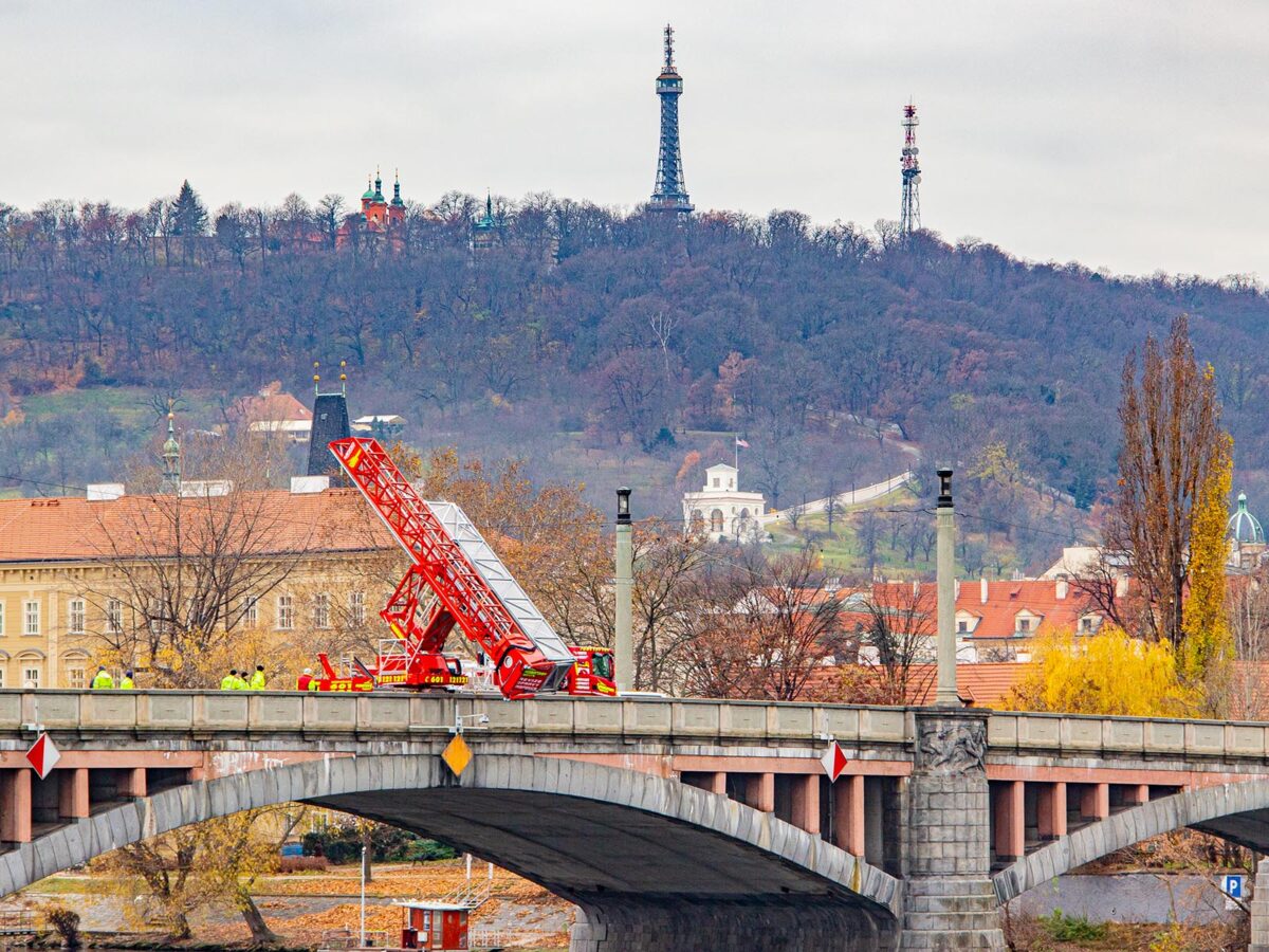 Mostní prohlížečka MOOG MBI 140 na Mánesově mostě