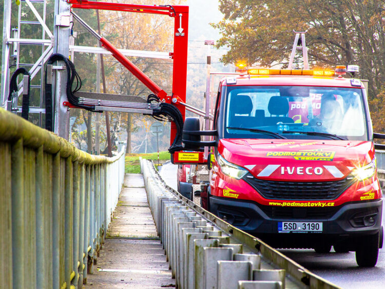 Inspekční lávka MOOG MBI 70 překlene chodník o šířce až 1,86m a zábradlí/zvukovou bariéru do výšky až 2,3m