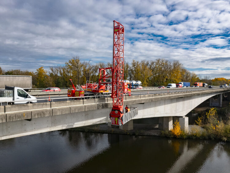 Mostní prohlížečka a údržba systému odtoku vody
